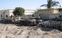 [ẢNH] Xe tăng Syria tiến vào Idlib sau thắng lợi bước ngoặt ở Hama