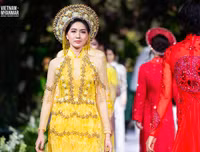 Hoa hậu Myanmar toả sáng trên sàn diễn với áo dài của Kenny Thái