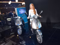 [ẢNH] Xe máy điện Vespa Elettrica về Việt Nam đắt ngang môtô