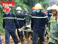 Đoàn công tác Báo ANTĐ chia sẻ với bà con trong vụ vùi lấp đất đá ở Tân Lạc, Hòa Bình
