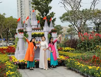 Nô nức rủ nhau dạo đường hoa bên sông Hàn đón Tết