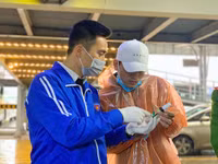 Tuổi trẻ Thủ đô phát 10.000 khẩu trang miễn phí giúp người dân phòng virus Corona