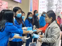 Tuổi trẻ Thủ đô phát 10.000 khẩu trang miễn phí giúp người dân phòng virus Corona