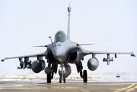 [ẢNH] Rafale Ấn Độ đối đầu F-16 Pakistan, thư hùng giữa hai tiêm kích phương Tây bắt đầu?