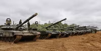 [ẢNH] Hơn 1.000 xe tăng Nga áp sát biên giới gia tăng sức ép lên Ukraine