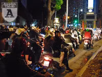 [ẢNH] Điều 'lạ', thú vị tại chốt 141 trong đêm người Hà Nội ăn mừng chiến thắng trước UAE