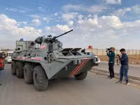 [ẢNH] Xe bọc thép BTR-82A của Nga né thiết giáp Mỹ tại Syria