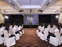 Nam vương người Việt thế giới chia sẻ cách làm đẹp với thí sinh Hoa hậu Hoàn vũ