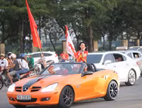 Cổ động viên cực nhiệt tại sân vận động Mỹ Đình