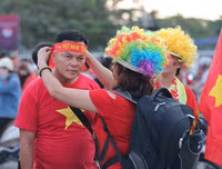 Cổ động viên cực nhiệt tại sân vận động Mỹ Đình