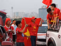 Cổ động viên cực nhiệt tại sân vận động Mỹ Đình