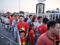 Cổ động viên cực nhiệt tại sân vận động Mỹ Đình