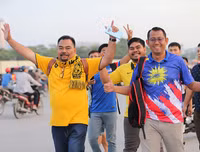 Cổ động viên cực nhiệt tại sân vận động Mỹ Đình