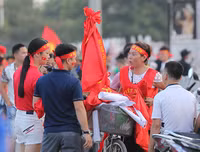 Cổ động viên cực nhiệt tại sân vận động Mỹ Đình