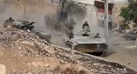 [ẢNH] Xe tăng Syria tiến vào Idlib sau thắng lợi bước ngoặt ở Hama