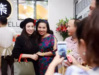 Ca sĩ Phi Nhung từ Mỹ về Hà Nội chúc mừng stylist Tân Đà Lạt