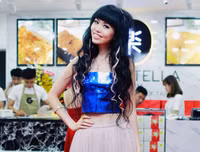 Ca sĩ Phi Nhung từ Mỹ về Hà Nội chúc mừng stylist Tân Đà Lạt