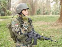 [ẢNH] Chiến sĩ gìn giữ hòa bình Việt Nam huấn luyện sử dụng súng trường Pindad SS2 tối tân