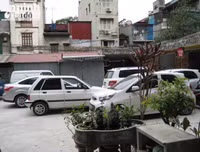 Cận cảnh các sân chơi trẻ em bị người lớn 