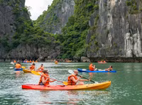 Thưởng ngoạn khung cảnh non nước hữu tình bằng thuyền kayak