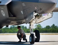 [ẢNH] Tia chớp tàng hình F-35A của Mỹ cắm đầu xuống đất khi hạ cánh lỗi