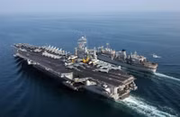 [ẢNH] Tổng thống Trump ngăn chặn loại biên tàu sân bay đang làm Iran lo sợ