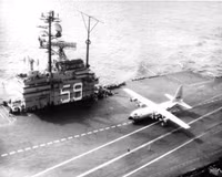 Không thể tin vào mắt khi xem vận tải cơ C-130 hạ cánh trên tàu sân bay