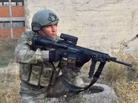[ẢNH] Súng trường tấn công mạnh hơn AK-47 và M-16 vừa xuất hiện tại Syria