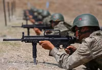 [ẢNH] Súng trường tấn công mạnh hơn AK-47 và M-16 vừa xuất hiện tại Syria