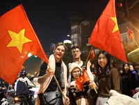 [ẢNH] Nhìn lại 1 đêm trắng người Hà Nội ăn mừng chiến thắng lịch sử của bóng đá Việt Nam