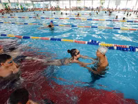 Bể bơi trong nhà hút khách những ngày nắng nóng