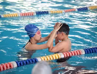 Bể bơi trong nhà hút khách những ngày nắng nóng
