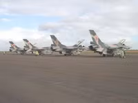 [ẢNH] F-16 Venezuela bay cắt mặt tàu chiến Mỹ để hộ tống tàu chở dầu Iran