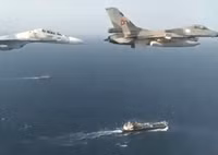 [ẢNH] F-16 Venezuela bay cắt mặt tàu chiến Mỹ để hộ tống tàu chở dầu Iran