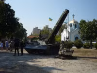 [ẢNH] Ukraine biểu dương lực lượng tăng thiết giáp hùng hậu răn đe ly khai miền Đông