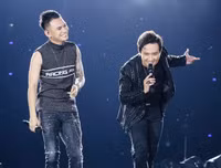 Con trai Tuấn Hưng lên sân khấu hát cùng bố trong liveshow của Khắc Việt