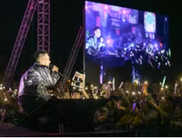 Con trai Tuấn Hưng lên sân khấu hát cùng bố trong liveshow của Khắc Việt