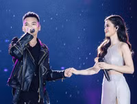 Con trai Tuấn Hưng lên sân khấu hát cùng bố trong liveshow của Khắc Việt