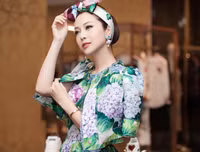 Ngỡ ngàng ngắm nhan sắc như búp bê của Hoa hậu Jennifer Phạm
