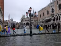 [ẢNH] Khách du lịch bì bõm lội nước… khi tới Venice, Italy