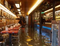[ẢNH] Khách du lịch bì bõm lội nước… khi tới Venice, Italy