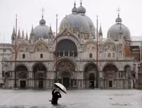 [ẢNH] Khách du lịch bì bõm lội nước… khi tới Venice, Italy