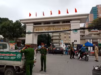 [Ảnh] Lực lượng Công an chốt chặn, kiểm soát chặt chẽ Bệnh viện Bạch Mai phòng dịch Covid-19