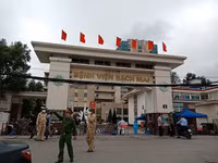 [Ảnh] Lực lượng Công an chốt chặn, kiểm soát chặt chẽ Bệnh viện Bạch Mai phòng dịch Covid-19