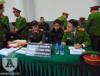 [ẢNH] Những khoảnh khắc nghẹn ngào tại lễ tang 3 liệt sĩ hy sinh tại Đồng Tâm