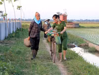 Những chiến sĩ công an hăng hái xuống đồng giúp dân cấy lúa