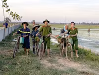 Những chiến sĩ công an hăng hái xuống đồng giúp dân cấy lúa