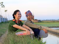 Những chiến sĩ công an hăng hái xuống đồng giúp dân cấy lúa