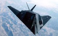 [ẢNH] Mỹ cho cần cẩu nghiền nát 'chim ưng đêm tàng hình' F-117