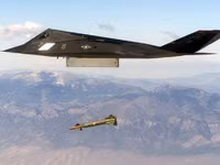 [ẢNH] Mỹ cho cần cẩu nghiền nát 'chim ưng đêm tàng hình' F-117